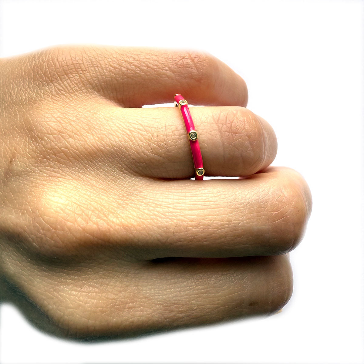 Anillo de plata con baño de oro con esmalte fucsia y zafiros blancos