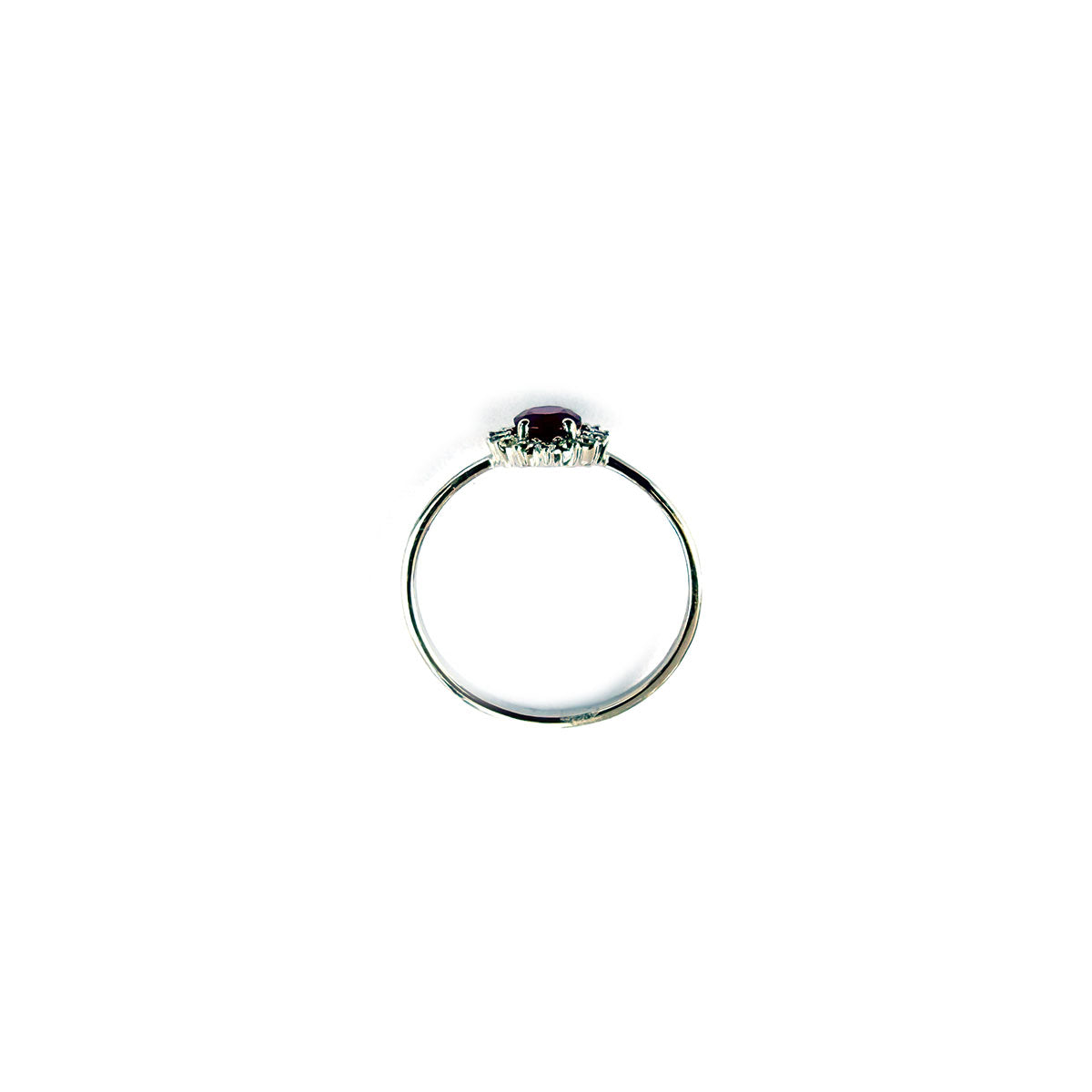 Anillo en oro blanco 14K con rubí ovalado 0.50ctw y halo de diamantes 0.11ctw
