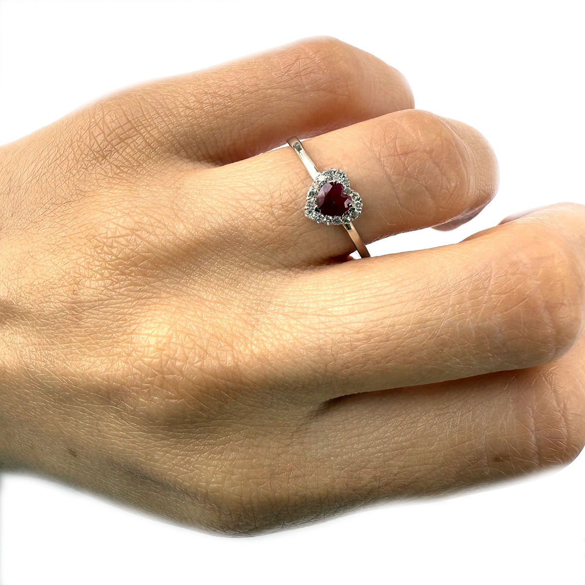 Anillo en oro blanco 14K con corazón de rubí 0.30ct y diamantes 0.08ctw