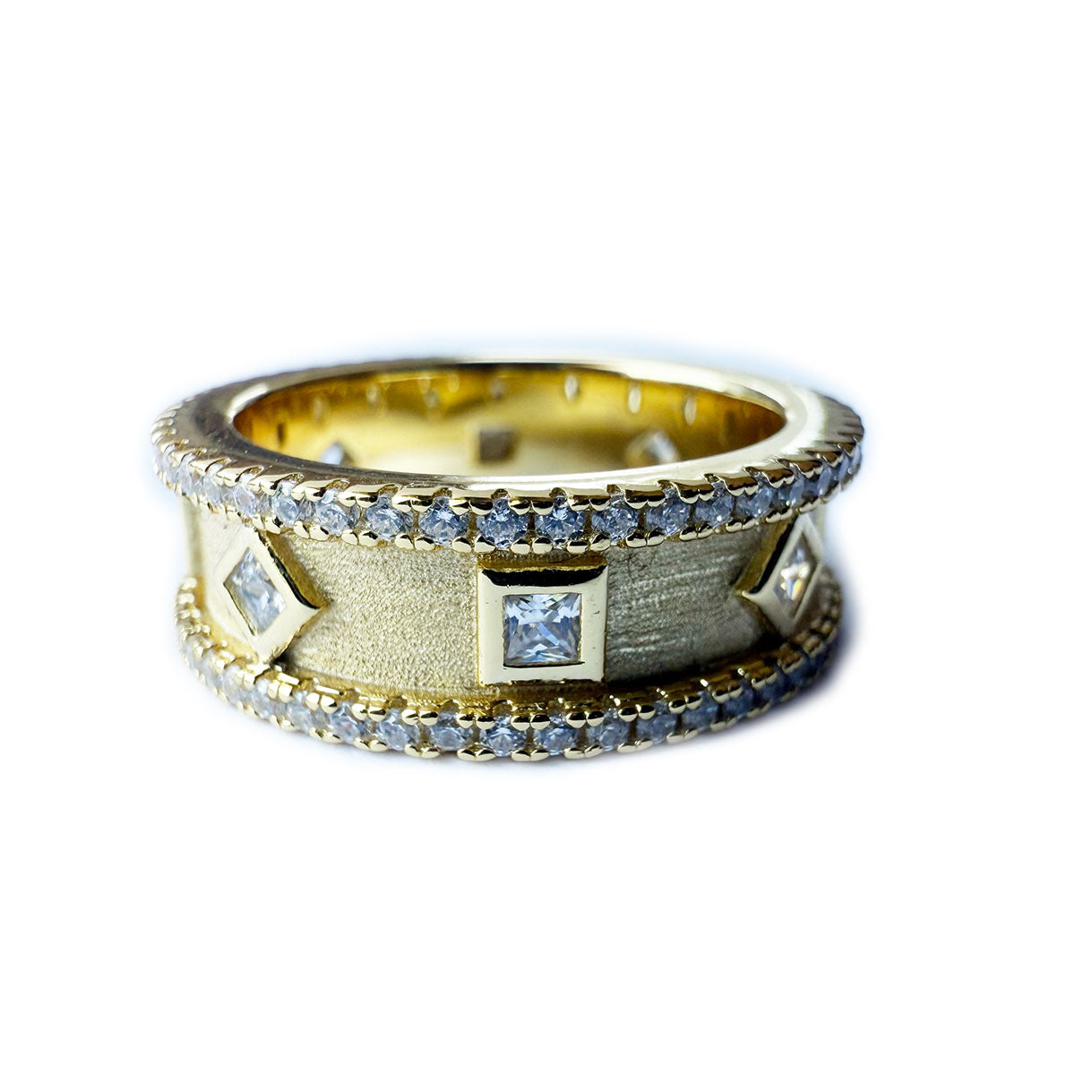 Anillo grueso de plata con baño de oro y circonitas