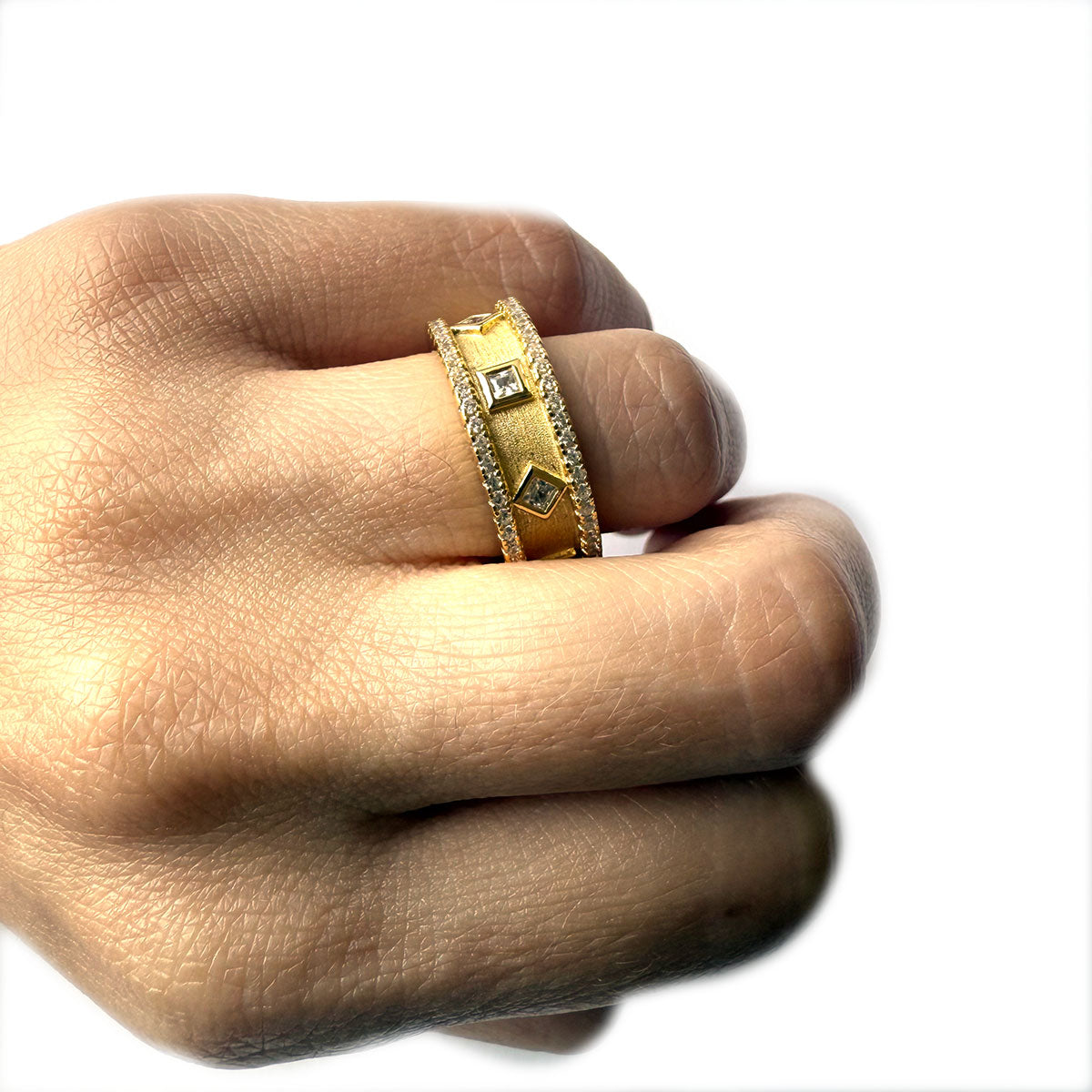 Anillo grueso de plata con baño de oro y circonitas
