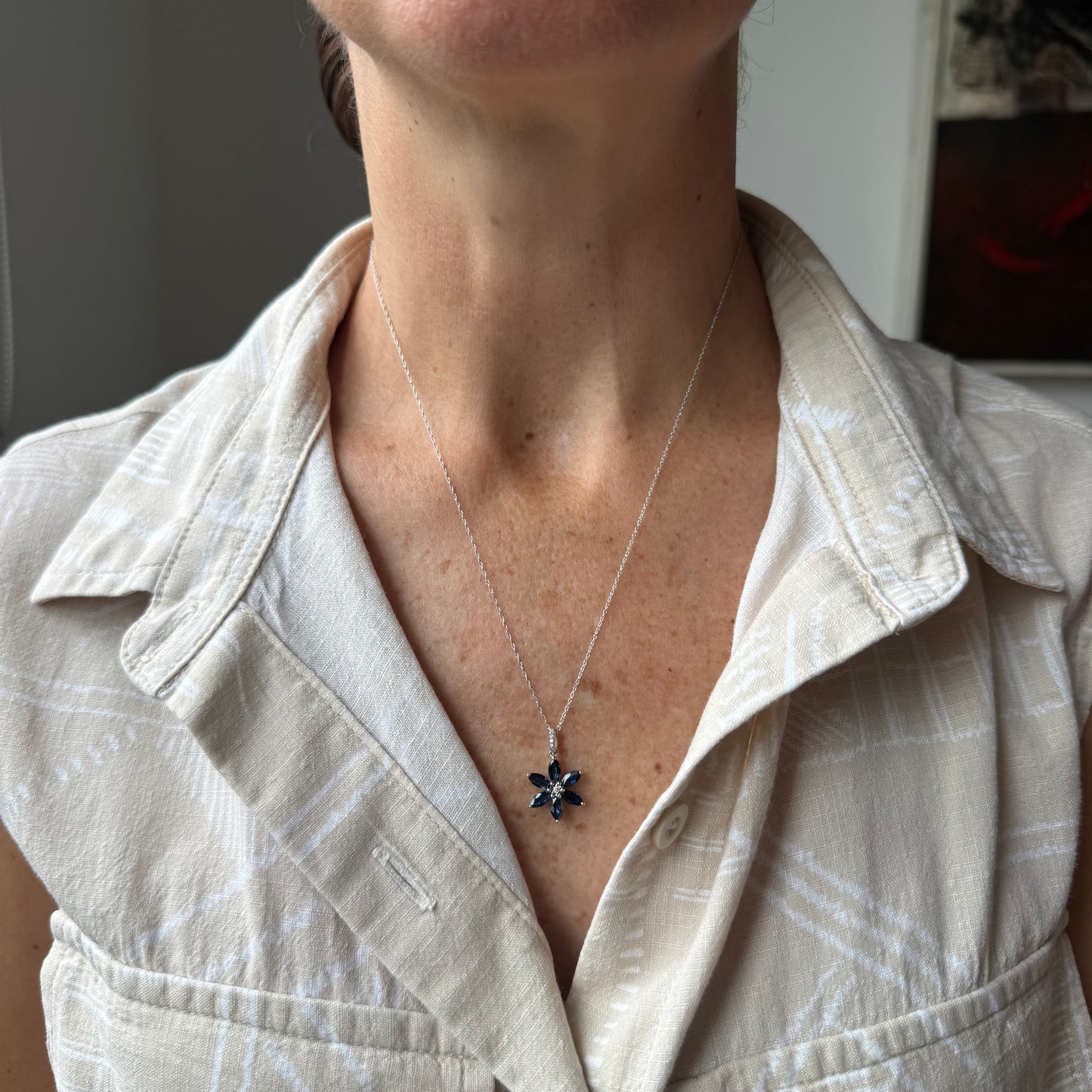 Collar flor de seis pétalos con zafiros en oro blanco 10k