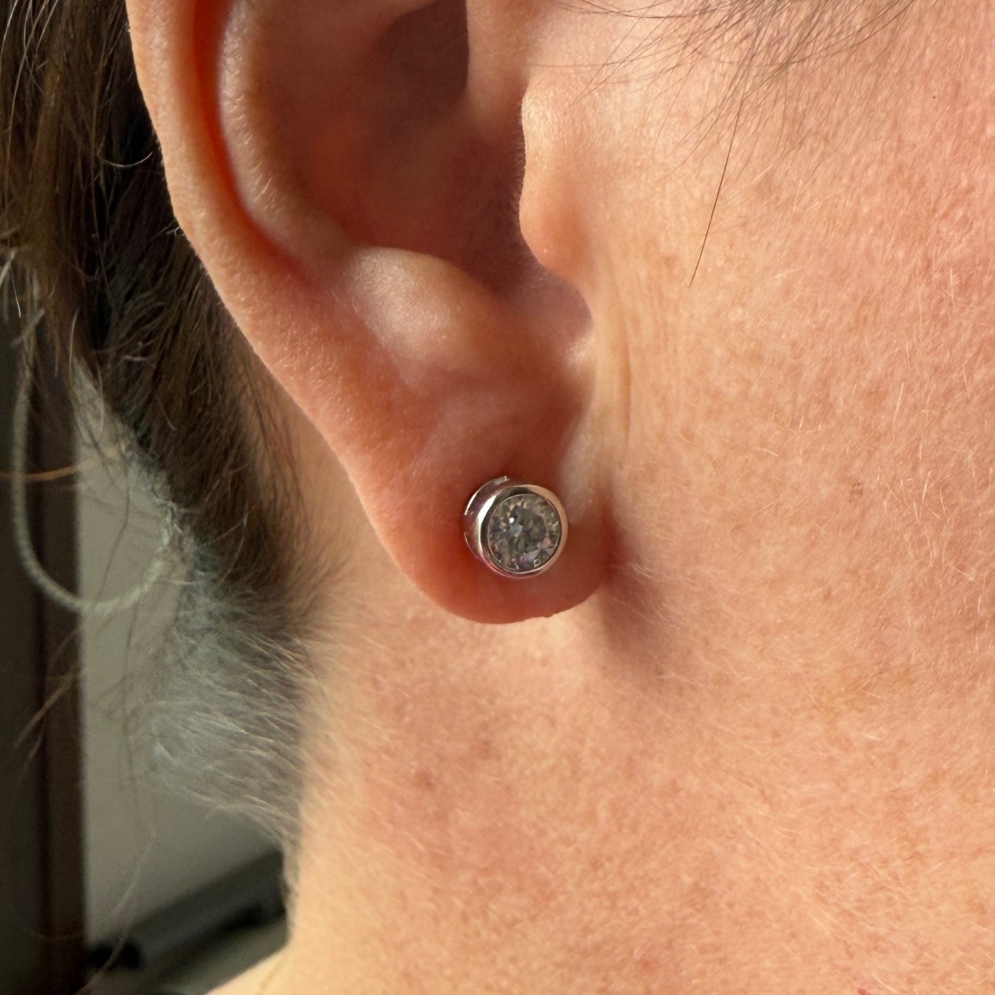Aretes de plata con moissanita biselada 1ctw