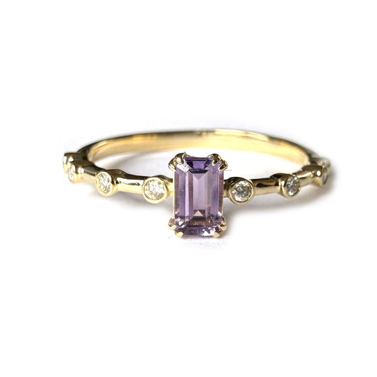 Anillo en oro amarillo 10K con amatista corte esmeralda y diamantes 0.10ctw