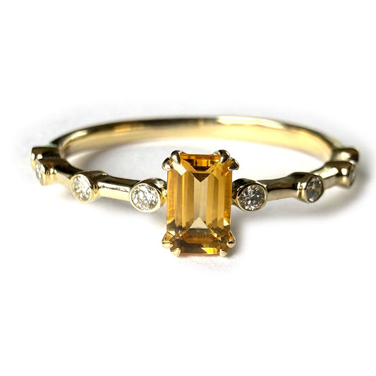 Anillo en oro amarillo 10K con citrino corte esmeralda y diamantes 0.10ctw