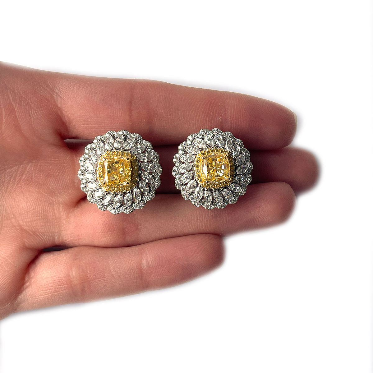 Aretes girasol con circones blancos y amarillos en plata con baño de platino