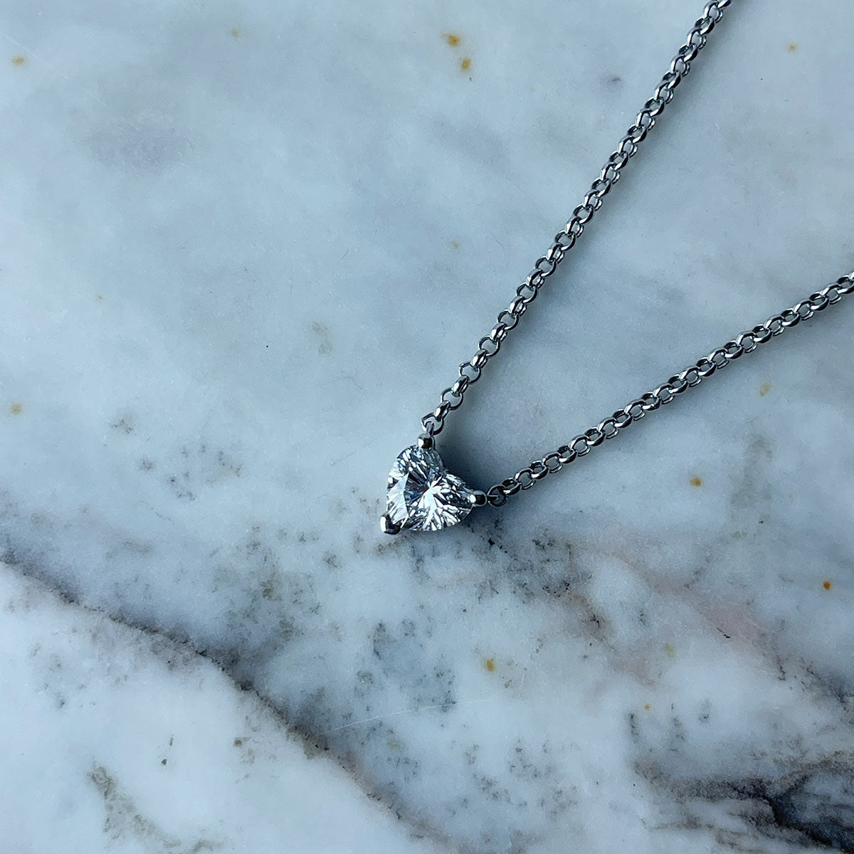 Collar con diamante corazón de laboratorio 0.25ct en oro blanco de 14K