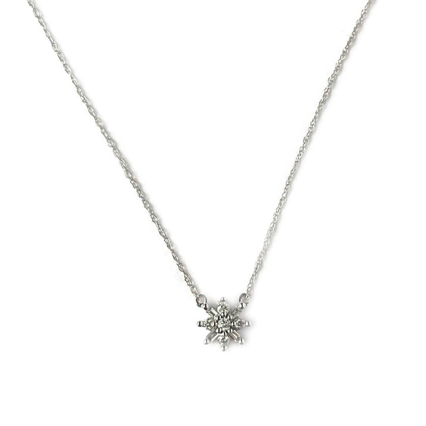 Collar en oro blanco 10k con dije de flor de diamantes redondos y baguettes 0.10ctw
