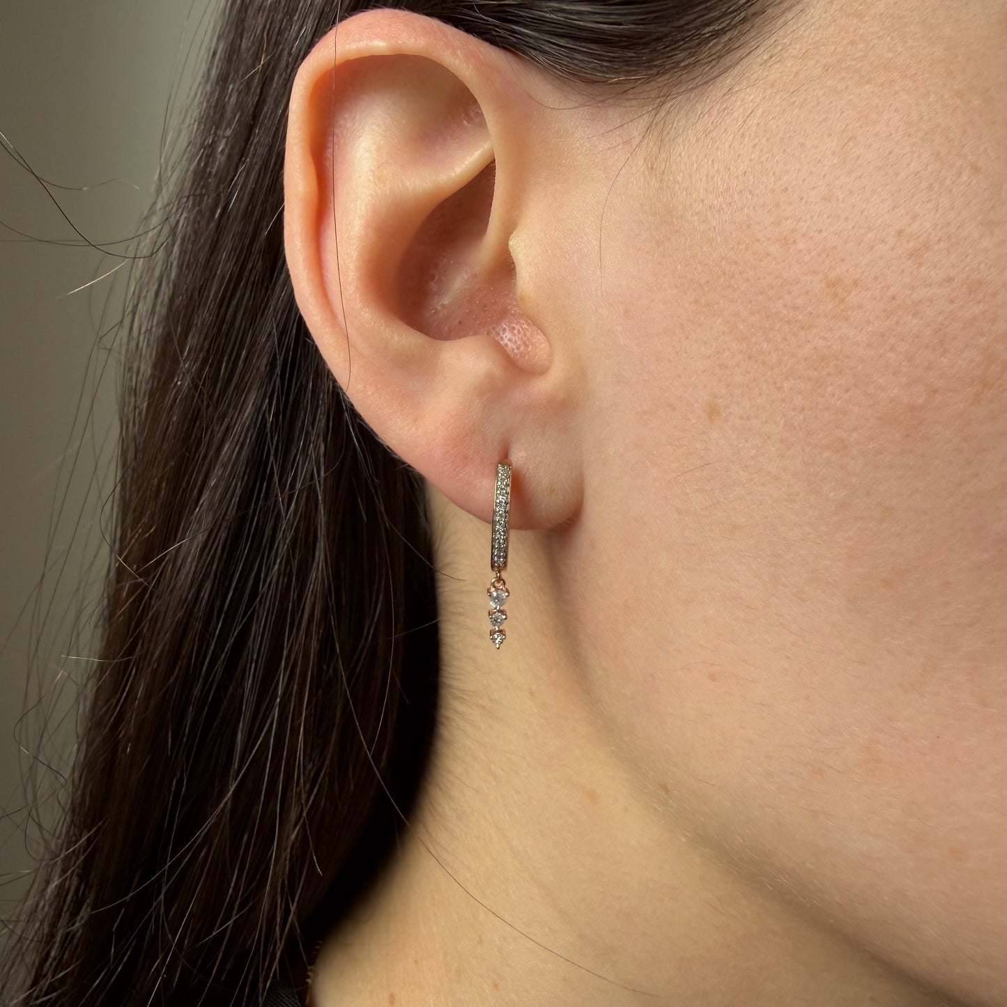 Argollas de plata con baño de oro rosa con tres diamantes colgantes 0.15ctw