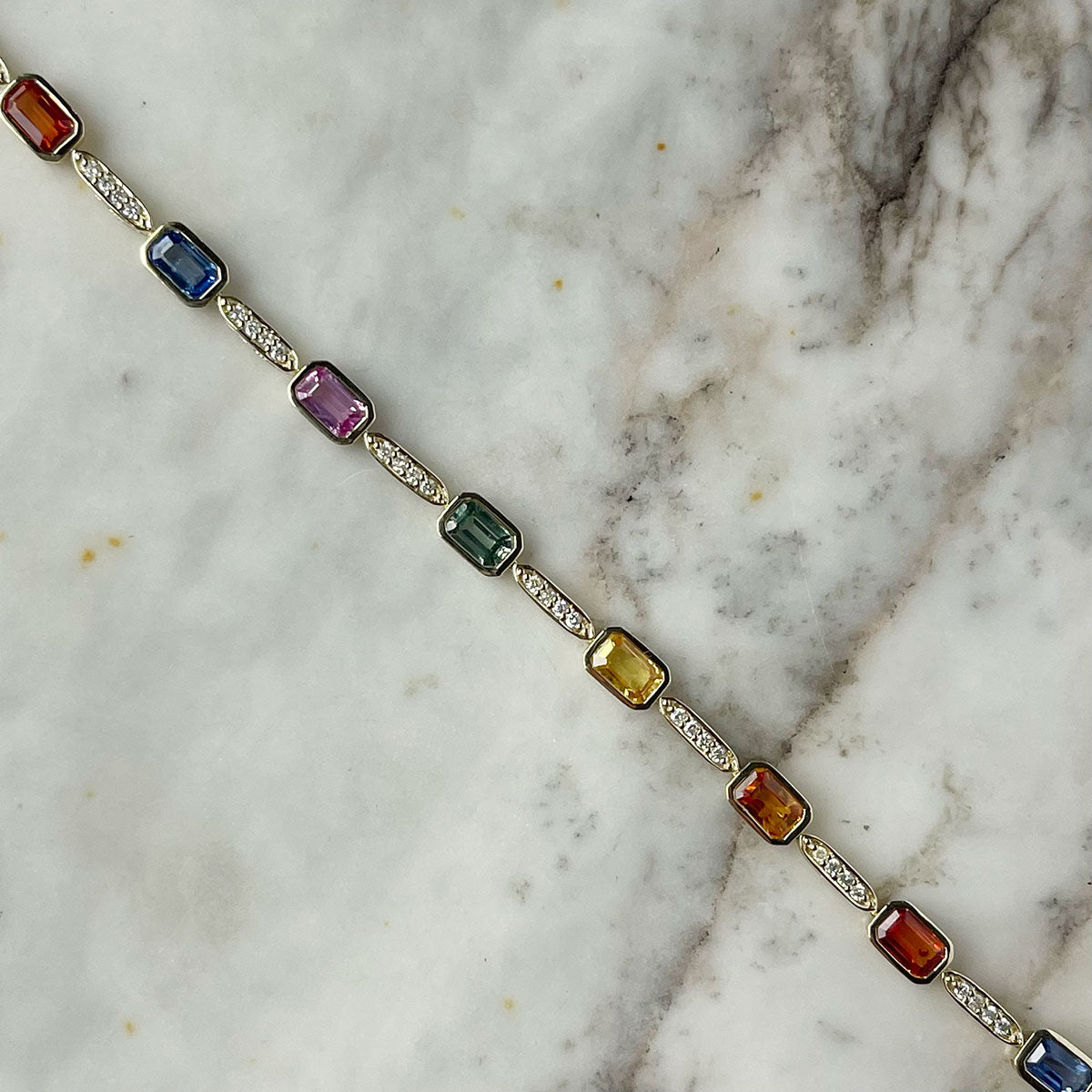 Pulsera en oro amarillo 14k con zafiros multicolor 8ctw y diamantes 0.65ctw
