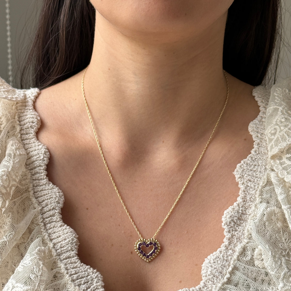 Collar de plata con dije de corazón de amatistas