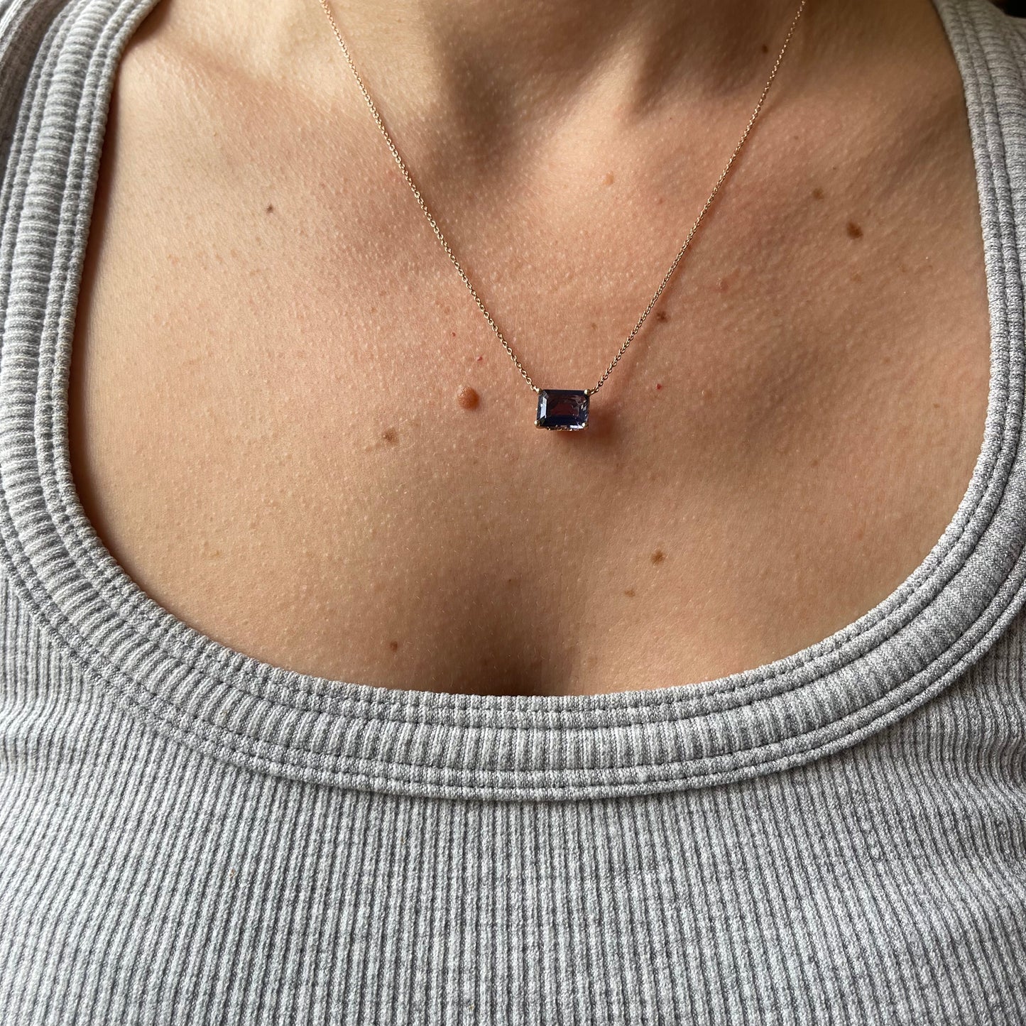 Collar en oro rosa 10k con iolita clara corte esmeralda