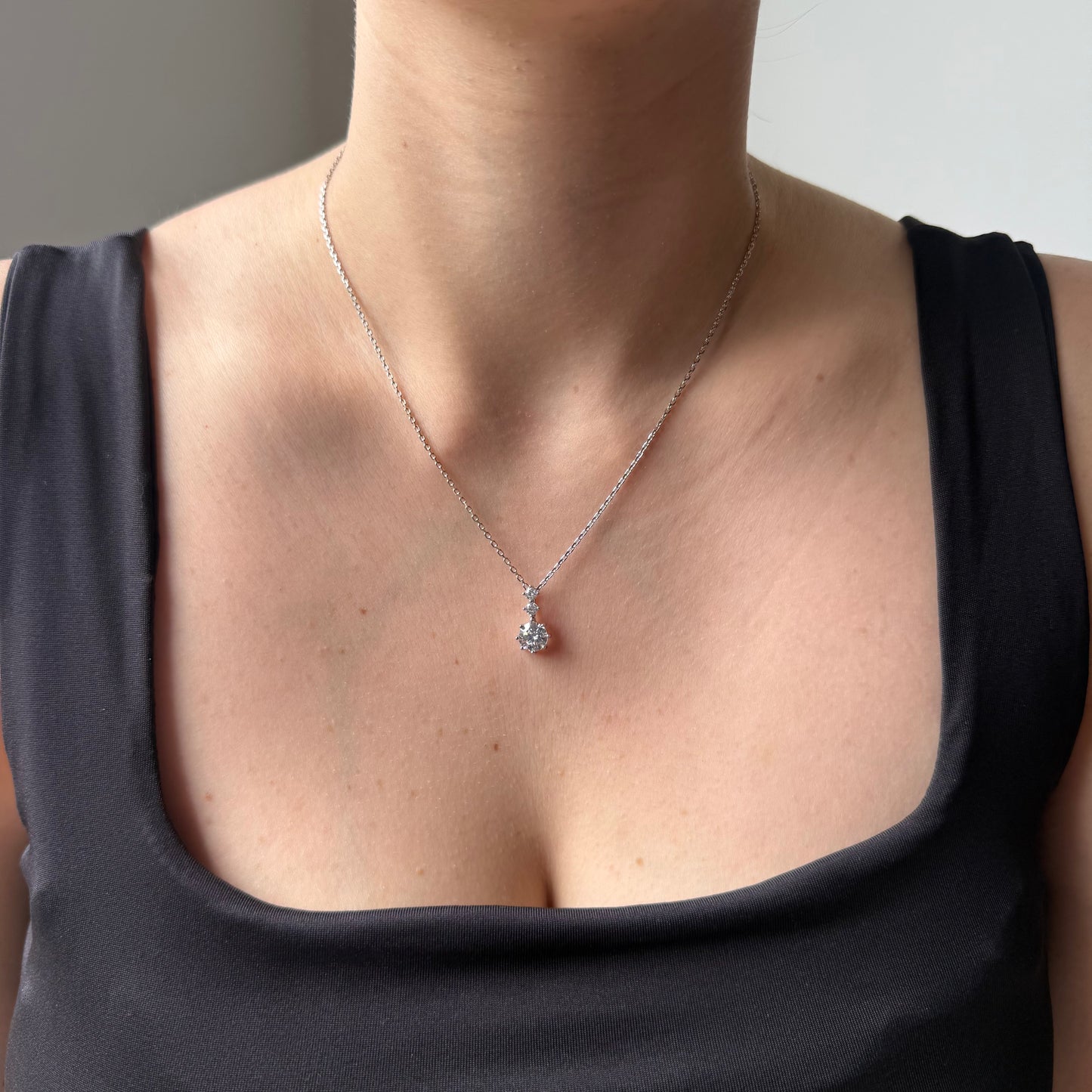 Collar de plata con baño de platino y dije de tres circonitas redondas