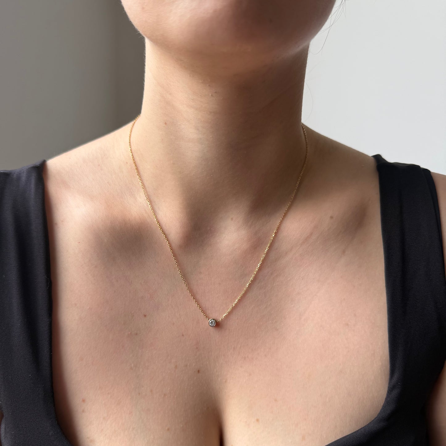 Collar en oro amarillo 10K con punto de luz de diamante de laboratorio 0.20ct