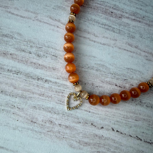Collar de piedras naturales ojo de gato con dije de corazón en oro amarillo 14k con diamantes 0.25ctw
