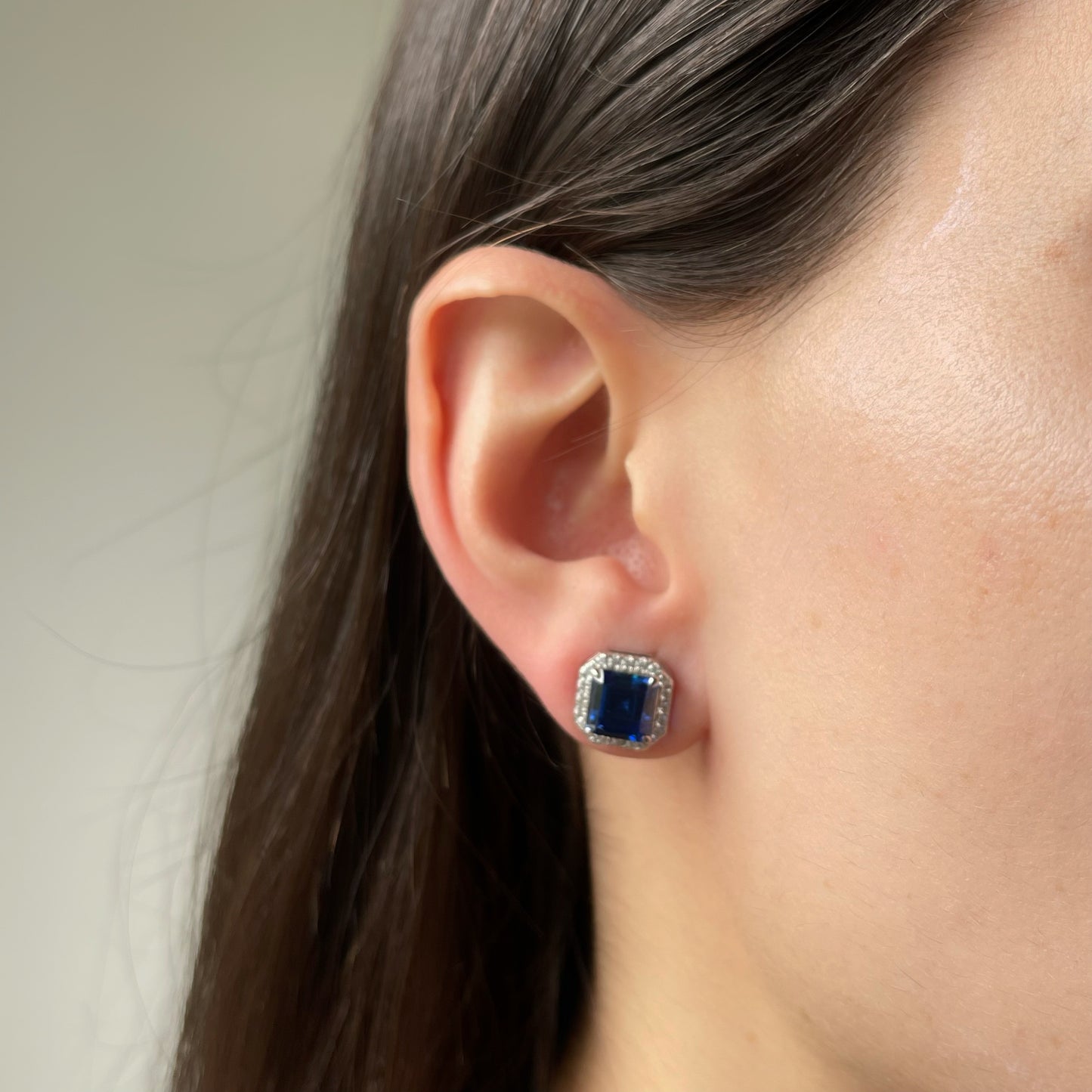 Aretes de plata con circonita cuadrada azul y halo de circonitas blancas
