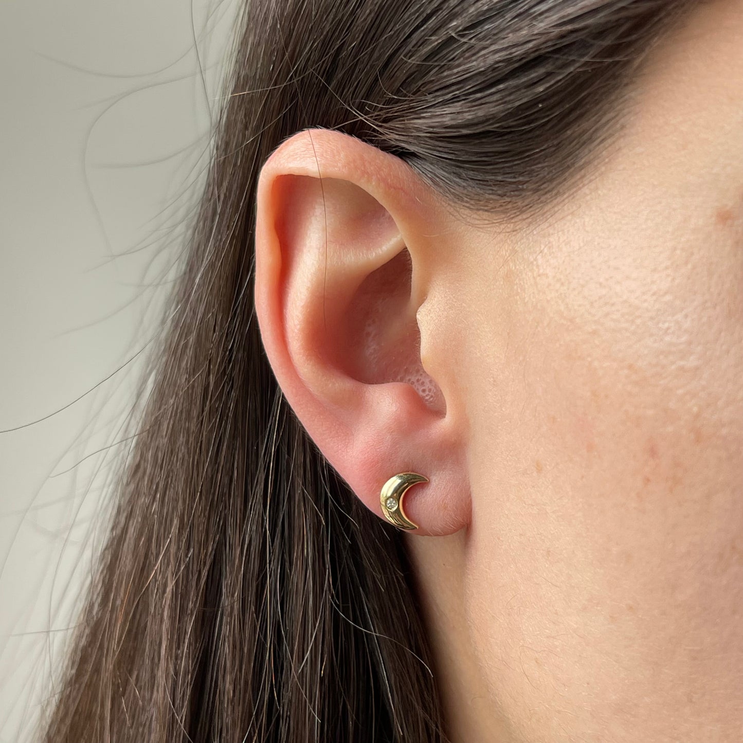 Aretes de lunas en oro amarillo 10k con diamante 0.04 ctw