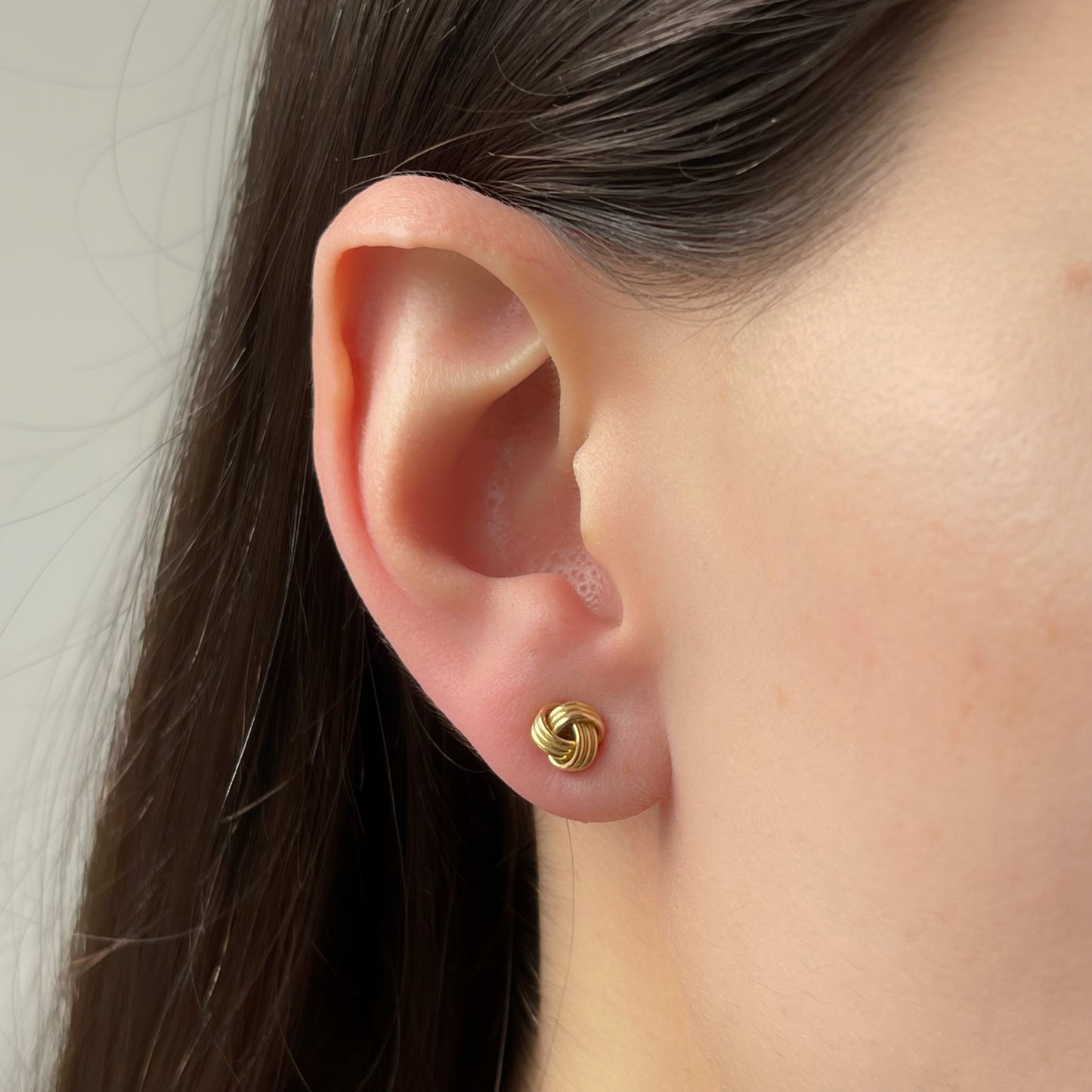Aretes de nudo en oro amarillo 18k con aros triples con tope tornillo