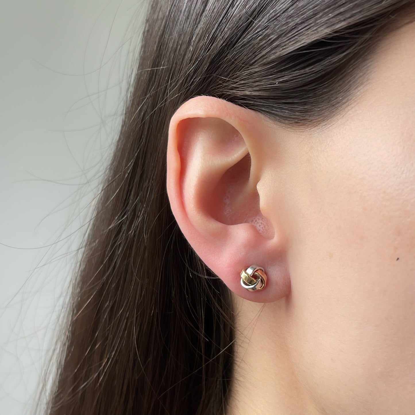 Aretes de nudo de 3 oros 14k con aros planos pequeño