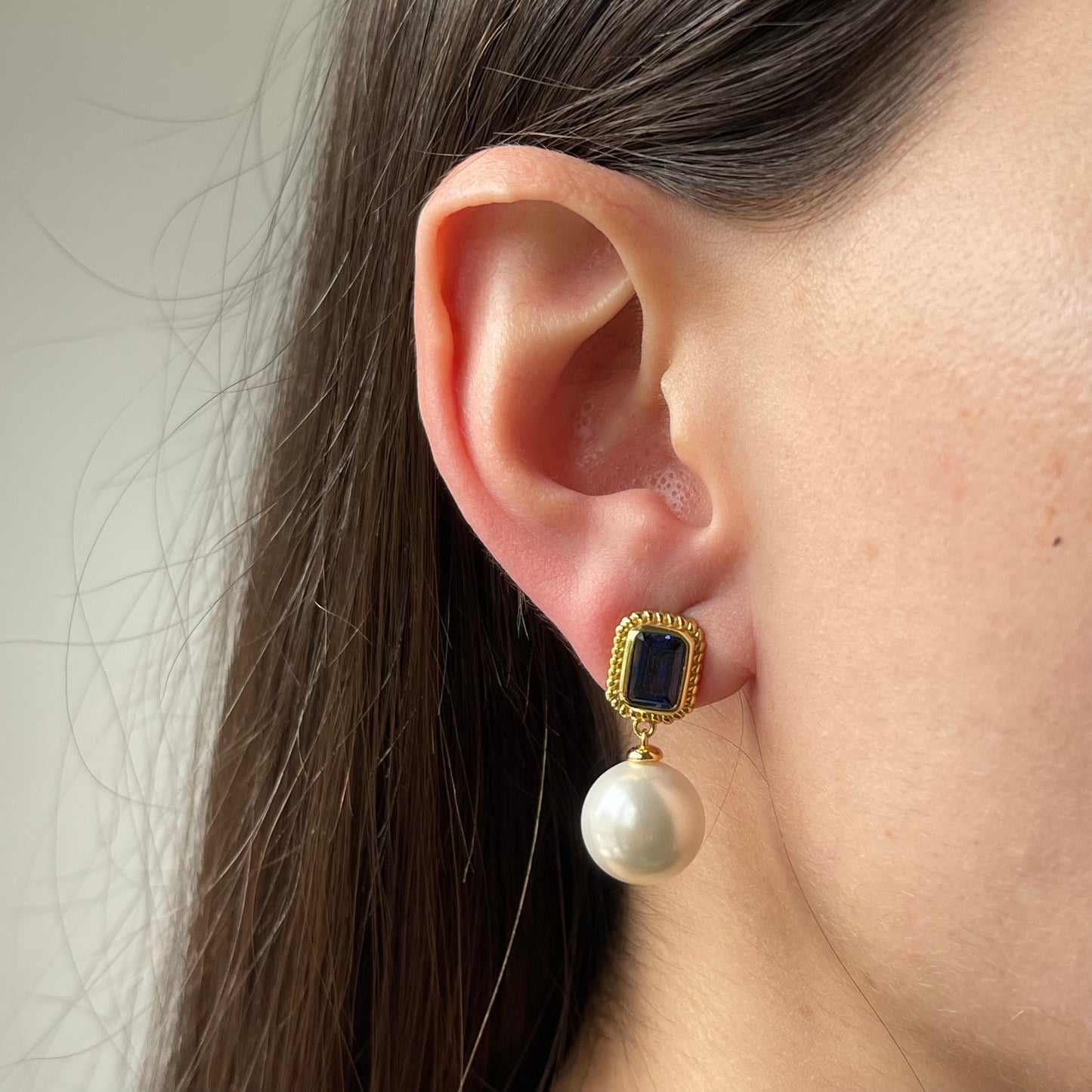 Arete de plata con baño de oro amarillo con perla y zafiro sintético