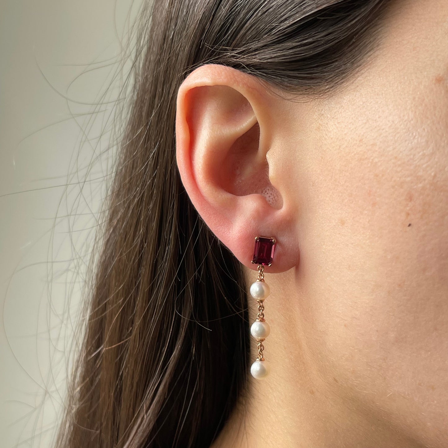 Aretes en oro rosa 10k con granate rodolita y perlas
