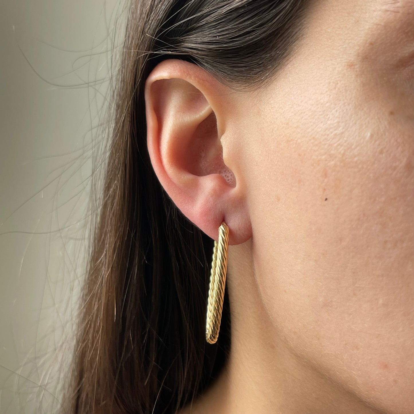 Argollas ovaladas largas de oro amarillo 14K entorchado