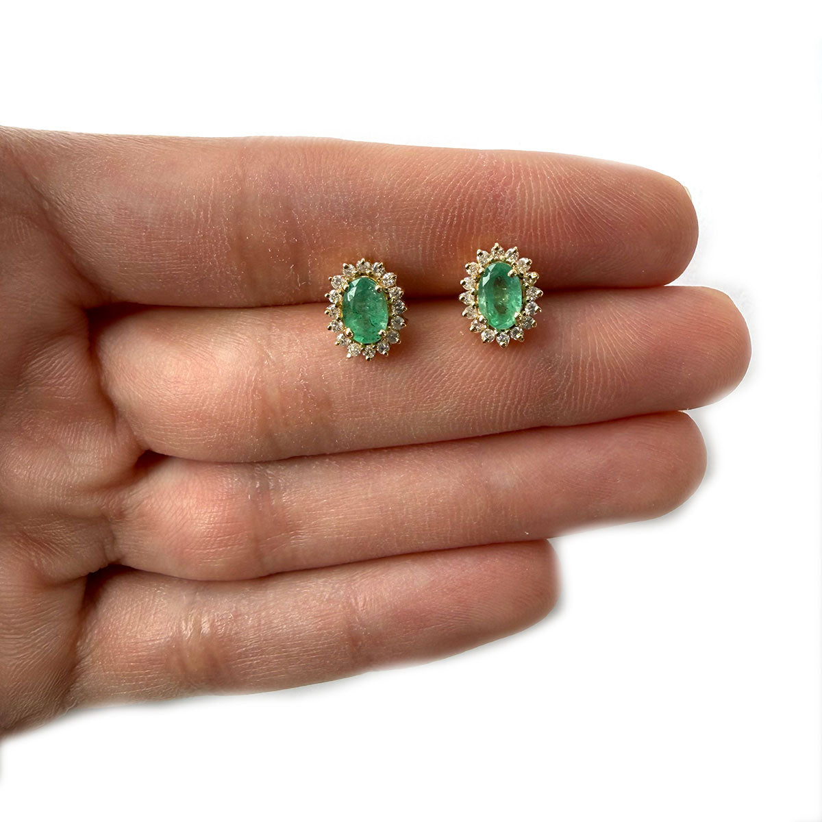 Aretes de oro amarillo 14k con esmeraldas ovaladas 0.75ctw y halo de diamantes 0.25ctw