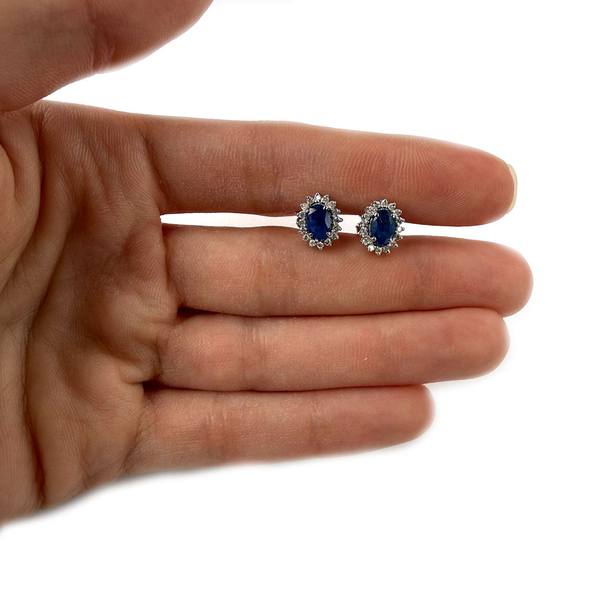 Aretes de oro blanco 14k con zafiros ovalados 1.25ctw y halo de diamantes 0.23ctw