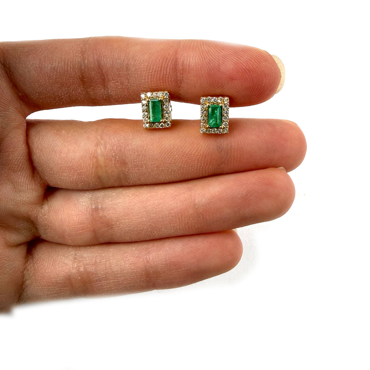 Aretes en oro amarillo 14k con esmeraldas corte esmeralda 0.5 ctw y halo de diamantes 0.58ctw