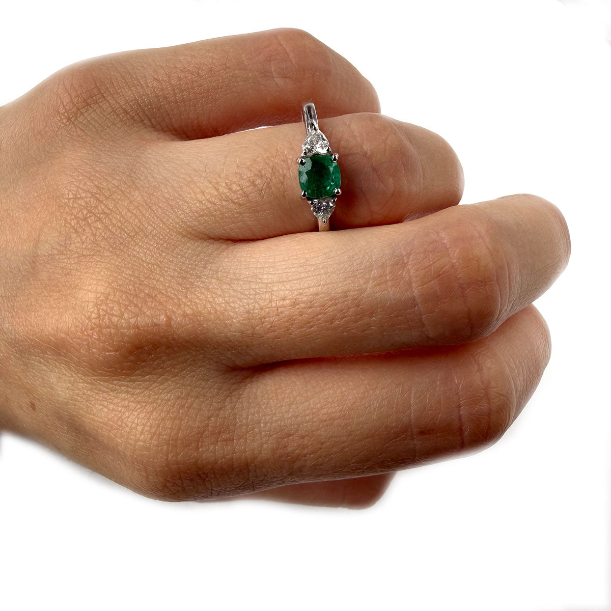 Anillo en oro blanco 14k con esmeralda 0.35ct y diamantes corazón 0.20ctw