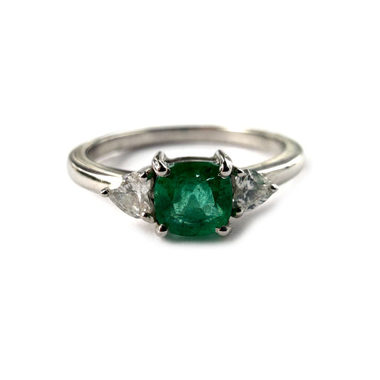 Anillo en oro blanco 14k con esmeralda 0.35ct y diamantes corazón 0.20ctw