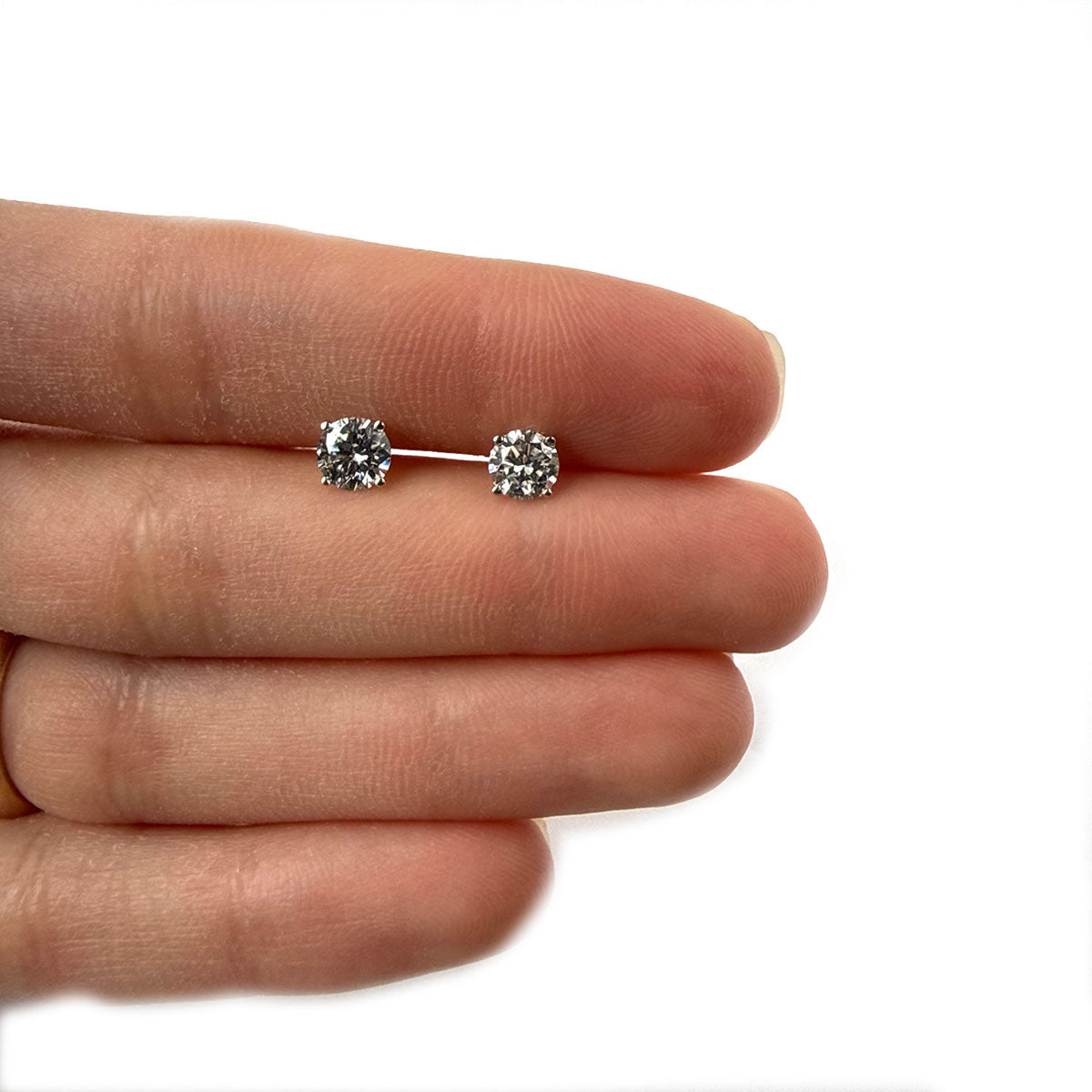 Aretes studs de diamante de laboratorio 1ctw en oro blanco 14k