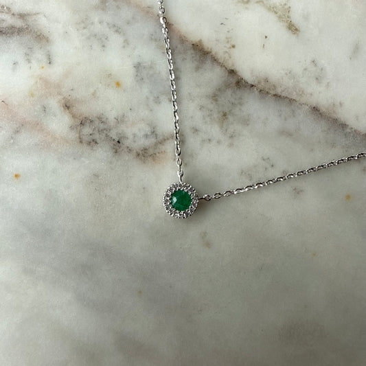 Collar en oro blanco 14k con esmeralda redonda 0.12ct y halo de diamantes 0.04ctw