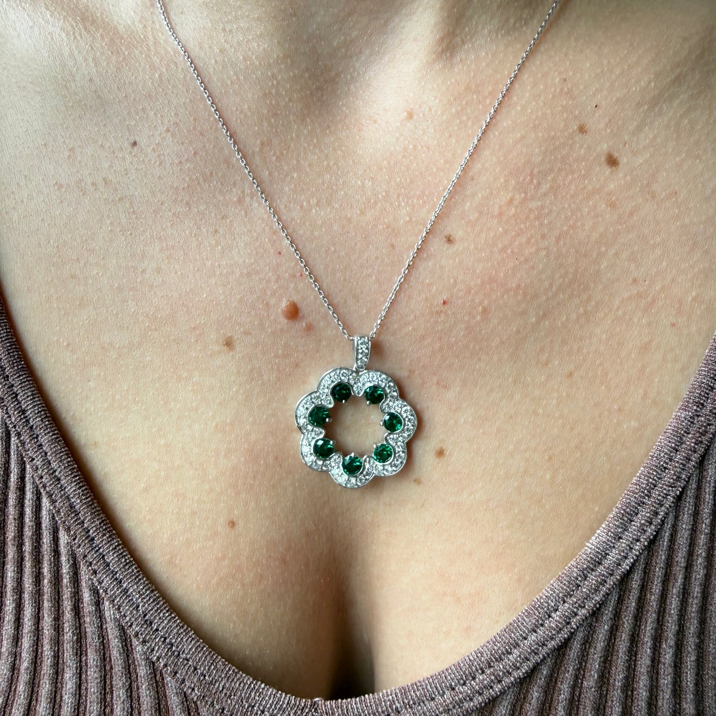 Collar de plata con medallón de esmeraldas y diamantes de laboratorio 1.35ctw