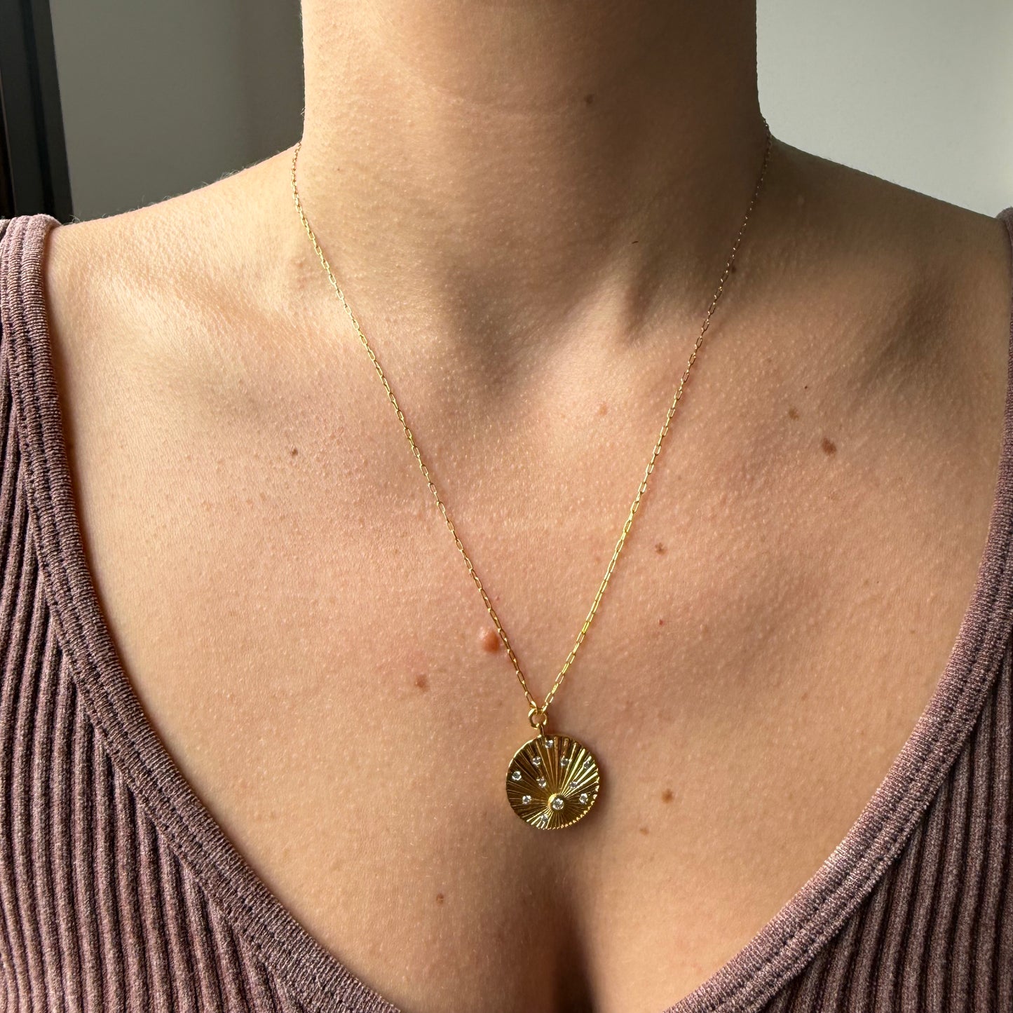 Collar en plata con baño de oro y dije de disco con textura y diamantes de laboratorio 0.14ctw