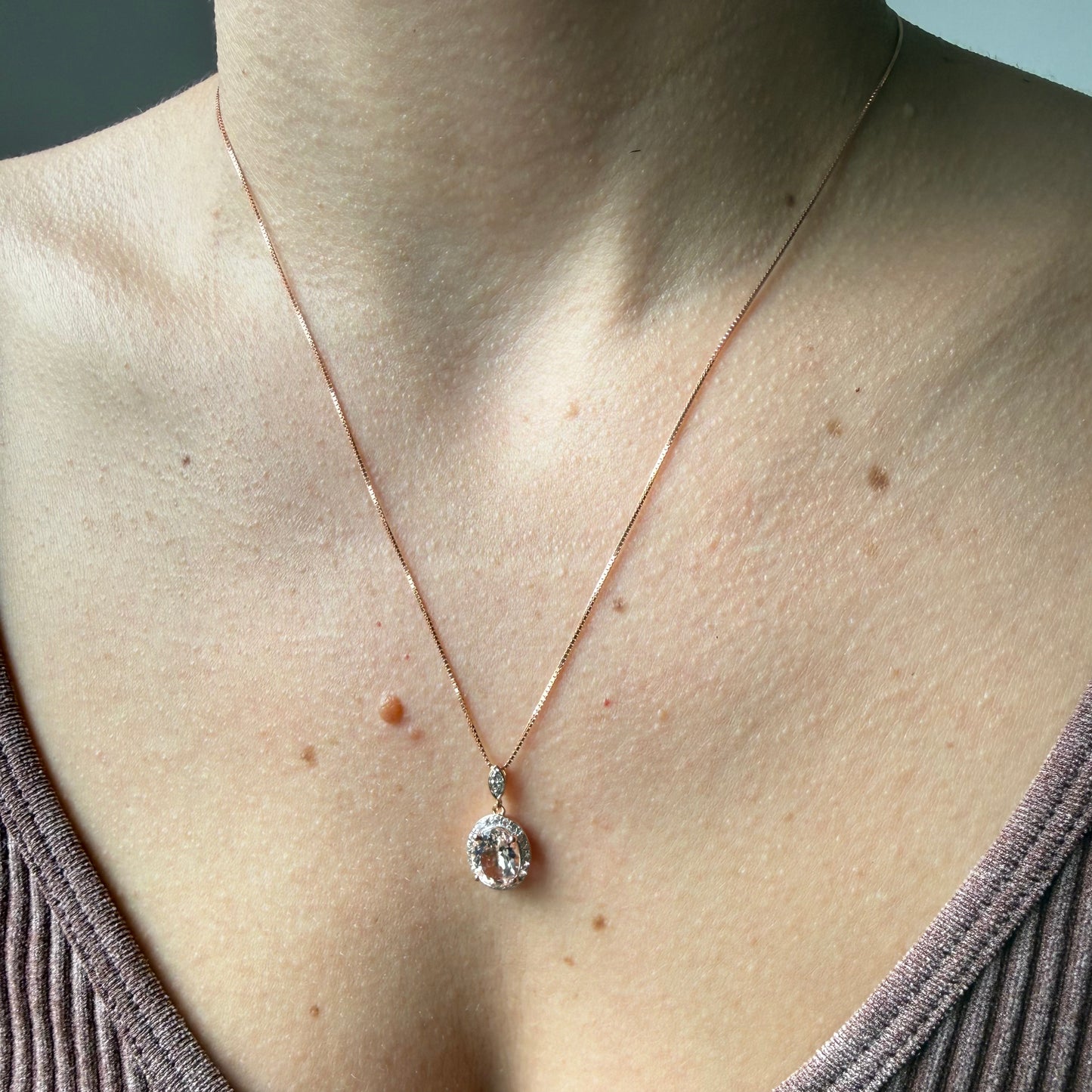 Collar en plata con baño de oro rosa y dije de morganita con circones