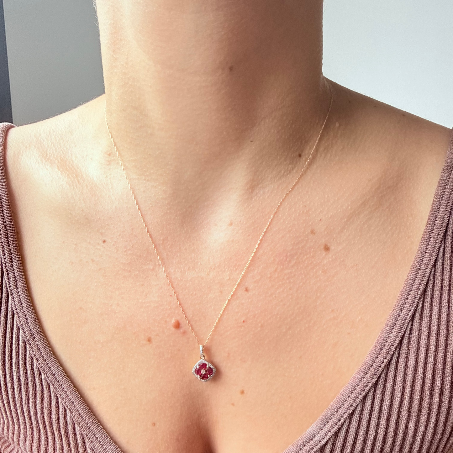 Collar en oro amarillo 14k con dije de rubíes en forma de flor y borde de diamantes 0.15ctw