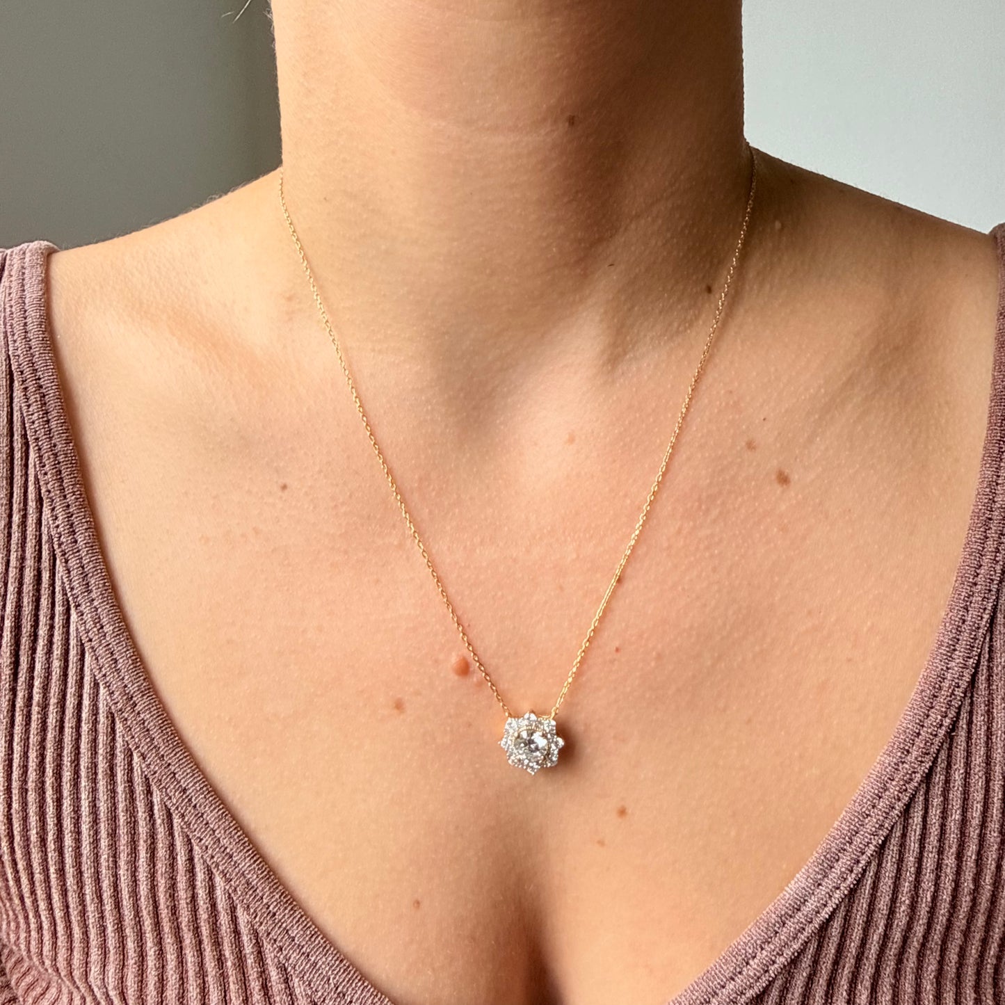 Collar Nour en plata con baño de oro y dije de diamantes de laboratorio 1.50ctw