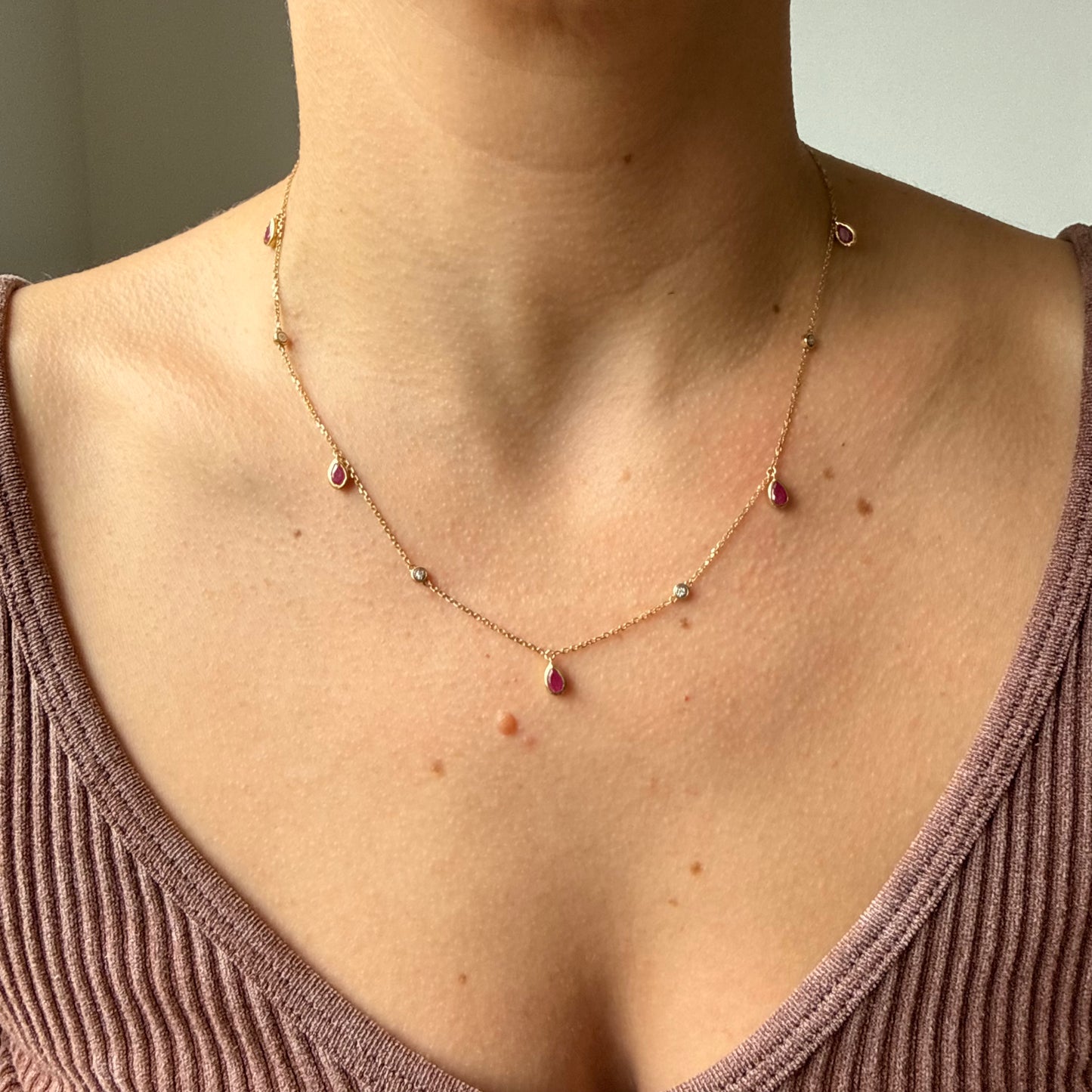 Collar de oro amarillo 10k con peras de rubíes colgantes y diamantes 0.02ctw