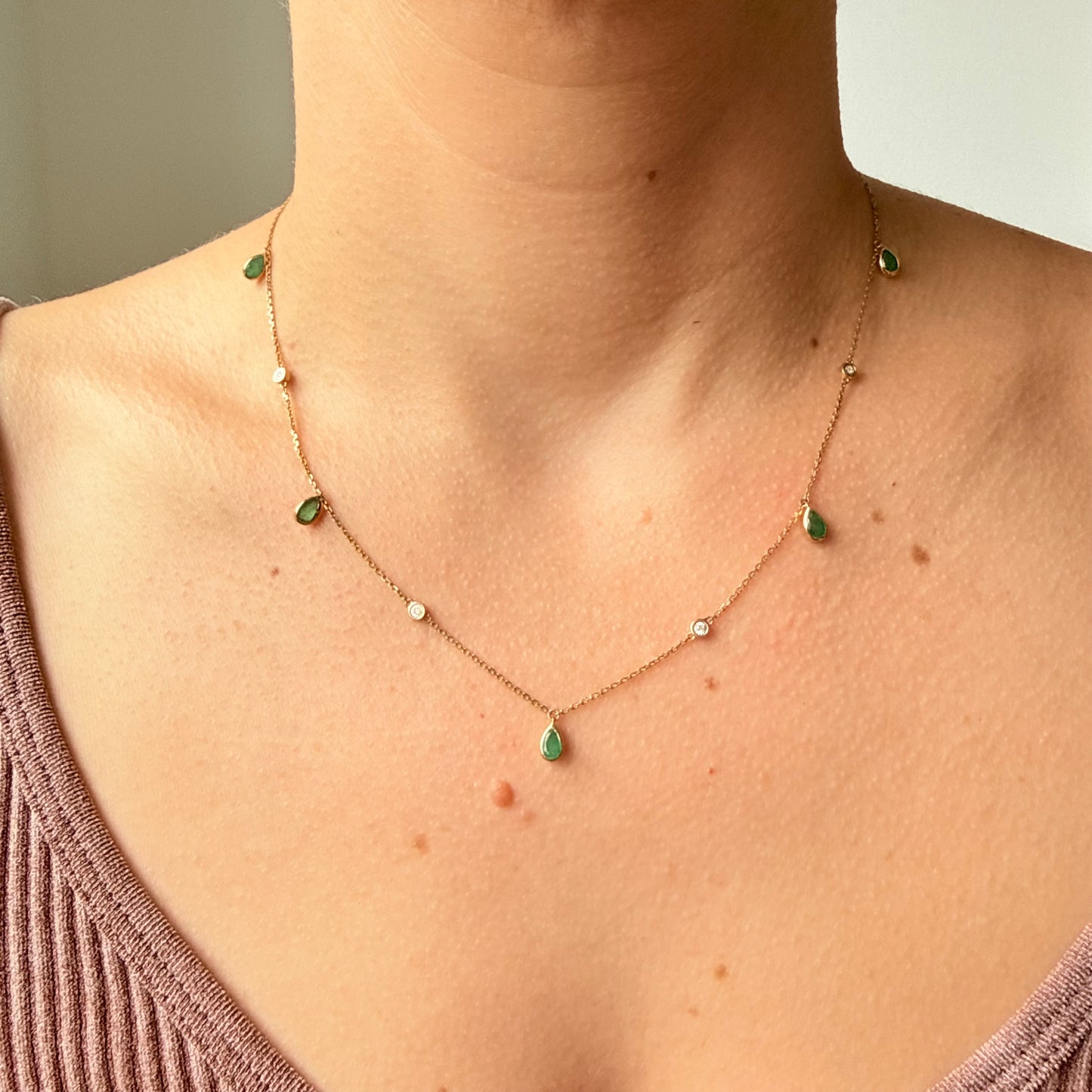 Collar de oro amarillo 10k con peras de esmeraldas colgantes y diamantes 0.02ctw