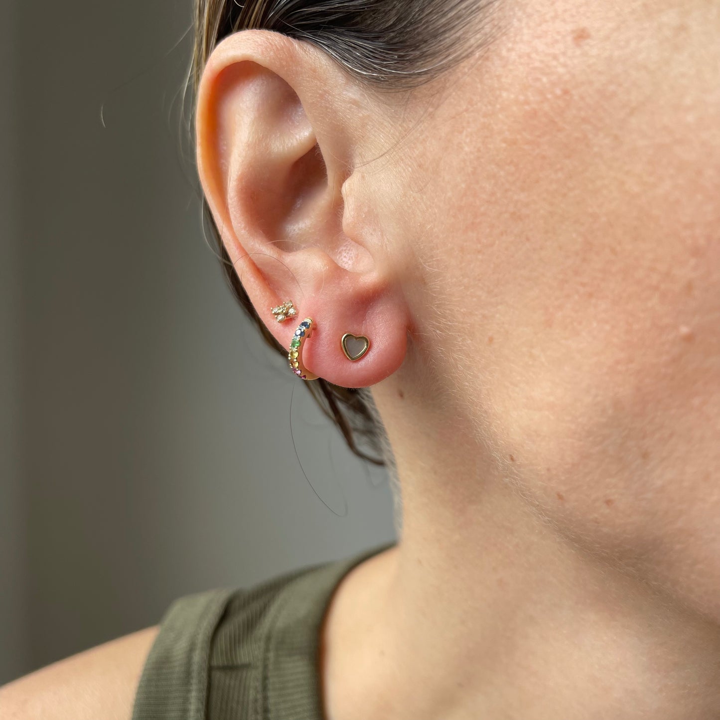 Aretes en oro amarillo 14 K con corazón de madre perla con tope rosca