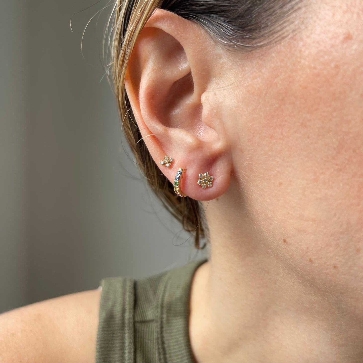 Aretes en oro amarillo 14k con flor de circonitas blancas de 6 petalos