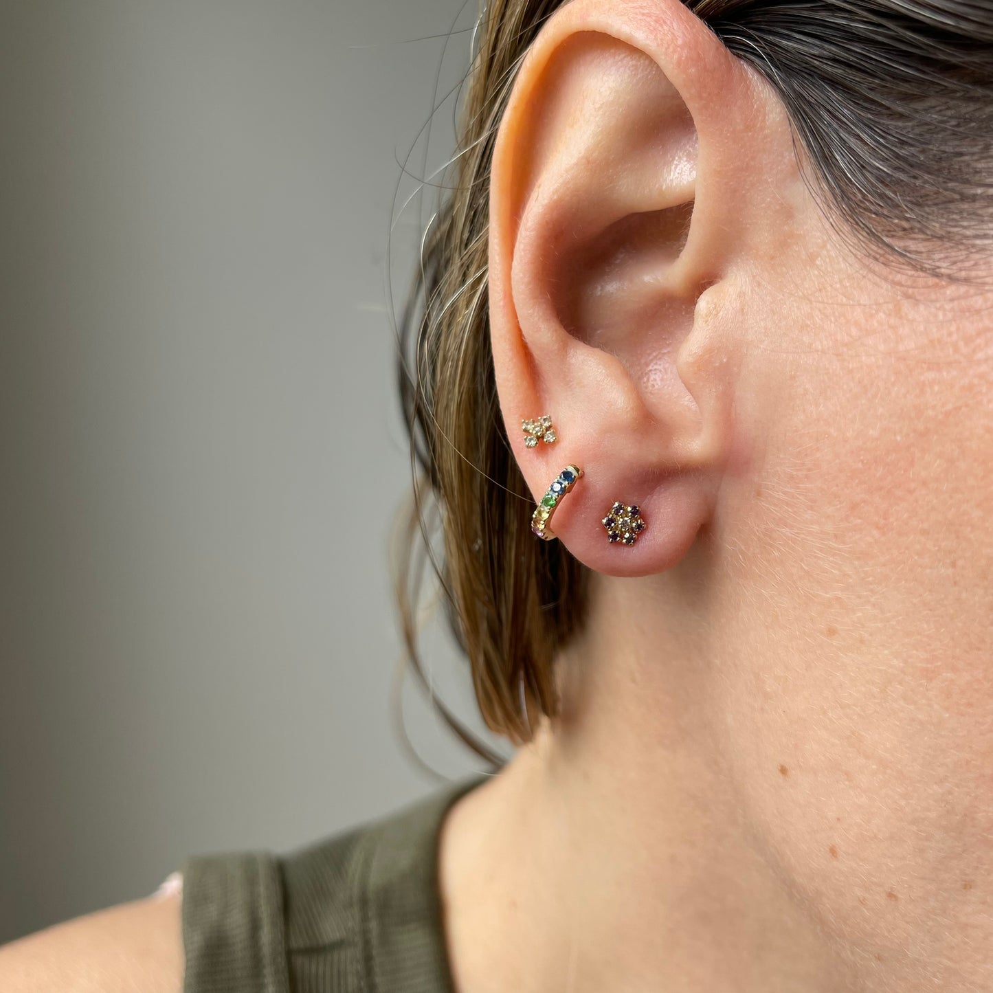 Aretes en oro amarillo 14k con flor de circonitas lila de 6 petalos
