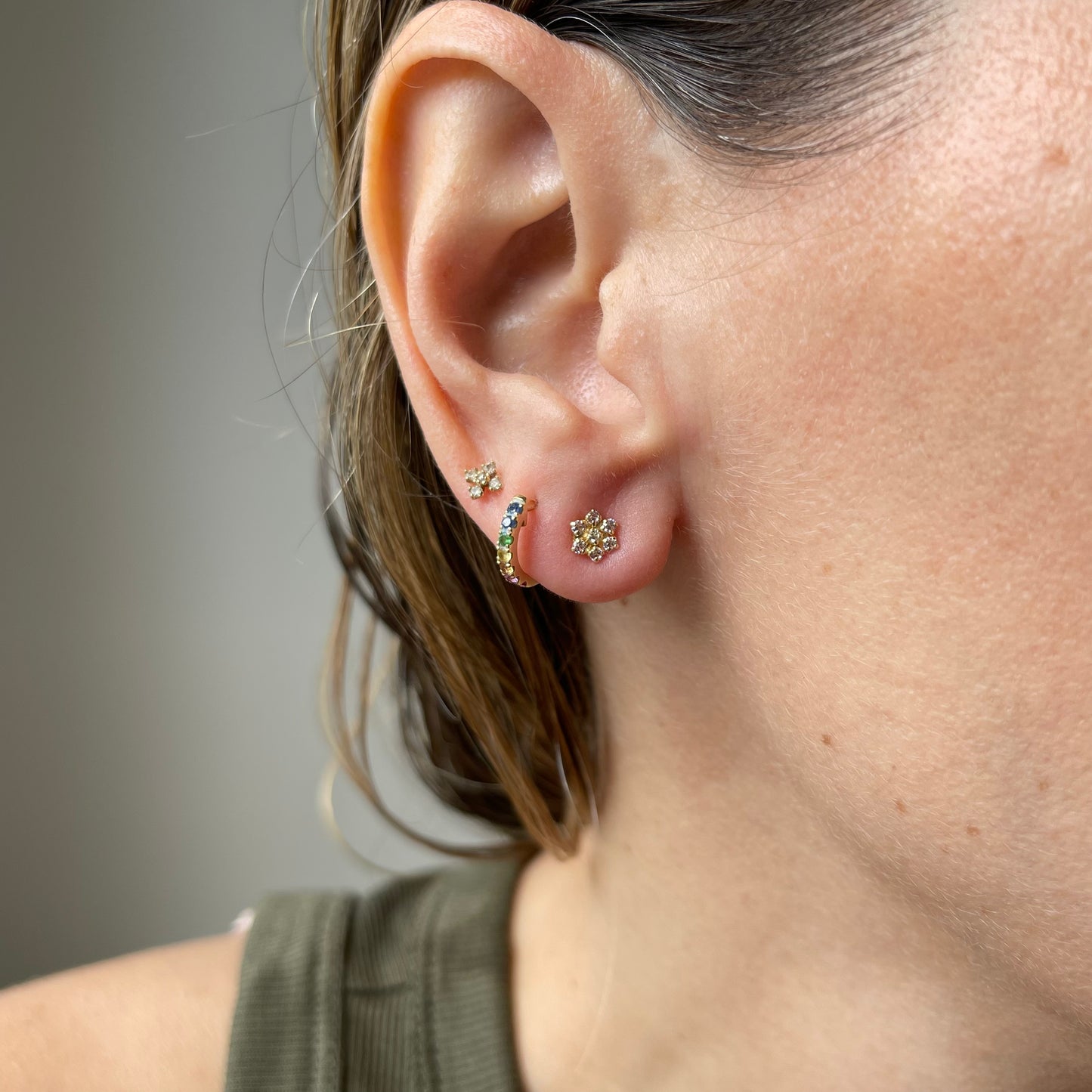Aretes en oro amarillo 14k con flor de circonitas rosado de 6 petalos