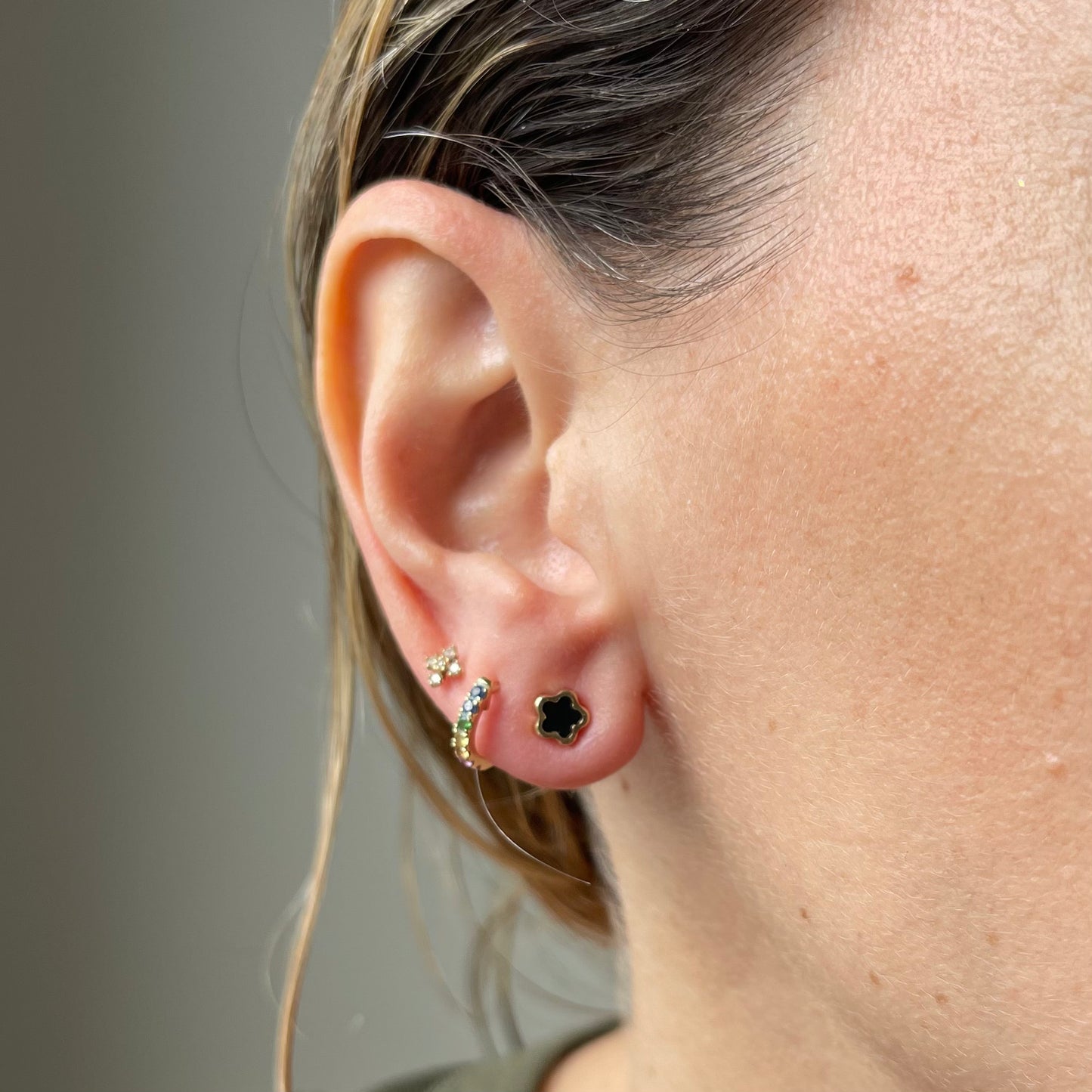 Aretes en oro amarillo 14k con flor pequeña de onyx