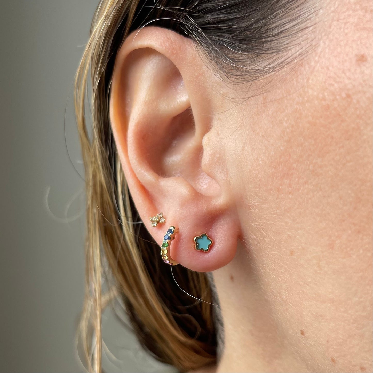 Aretes en oro amarillo 14k con flor pequeña de turquesa