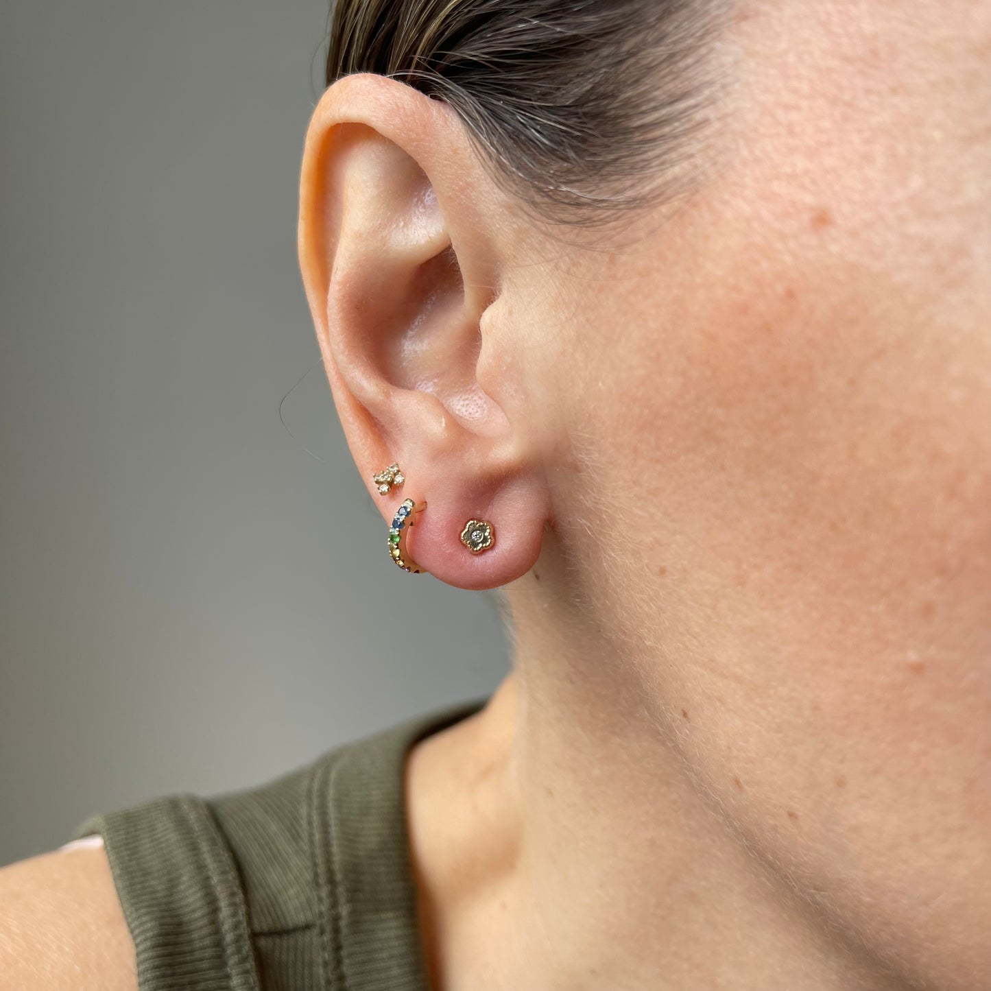 Aretes en oro amarillo 14k de florcita con circonita en el centro