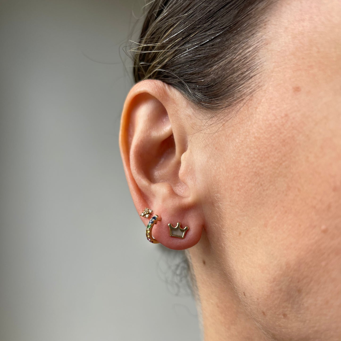Aretes en oro amarillo 14k en forma de corona de madre perla con tope tornillo