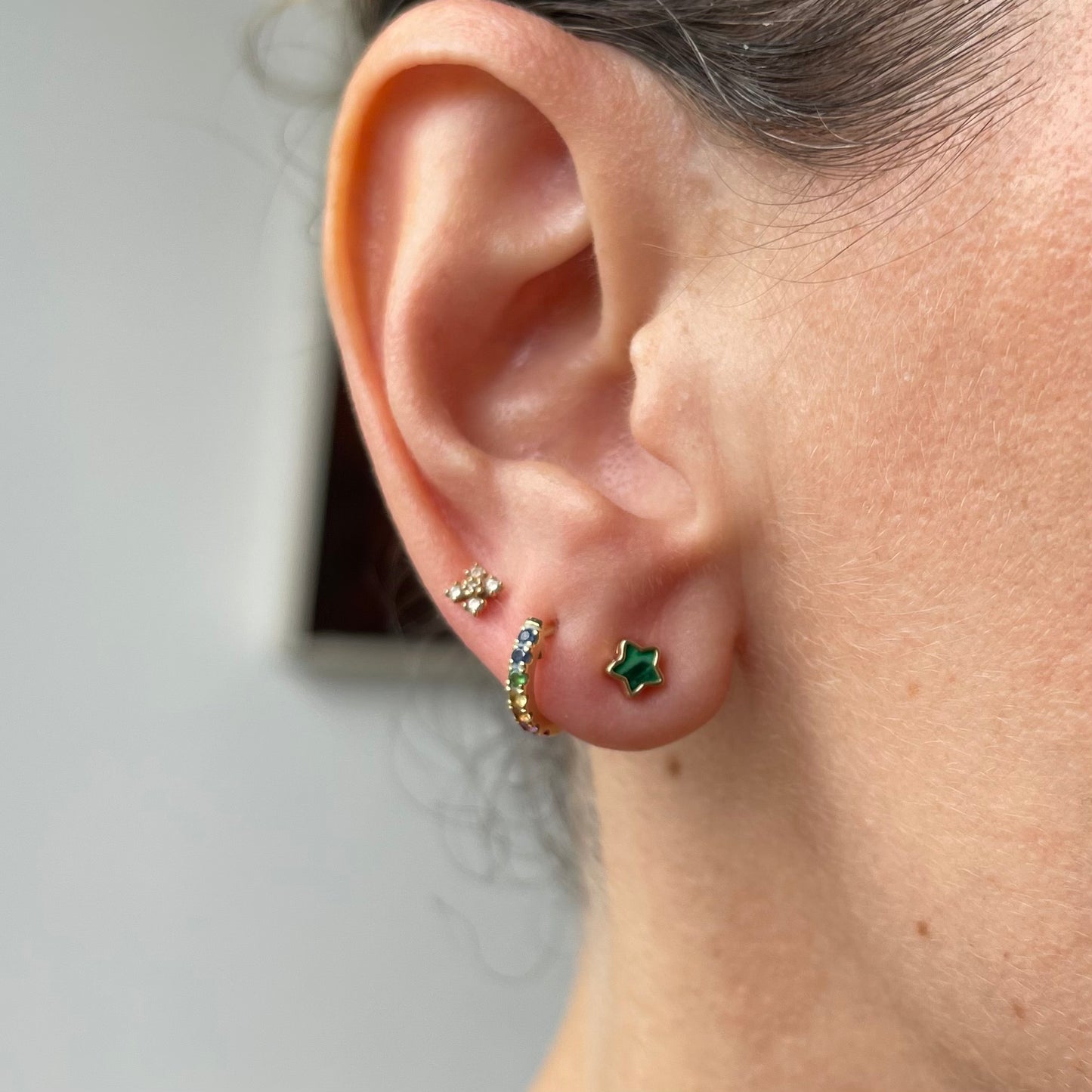 Aretes en oro amarillo 14k con estrella pequeña de malaquita