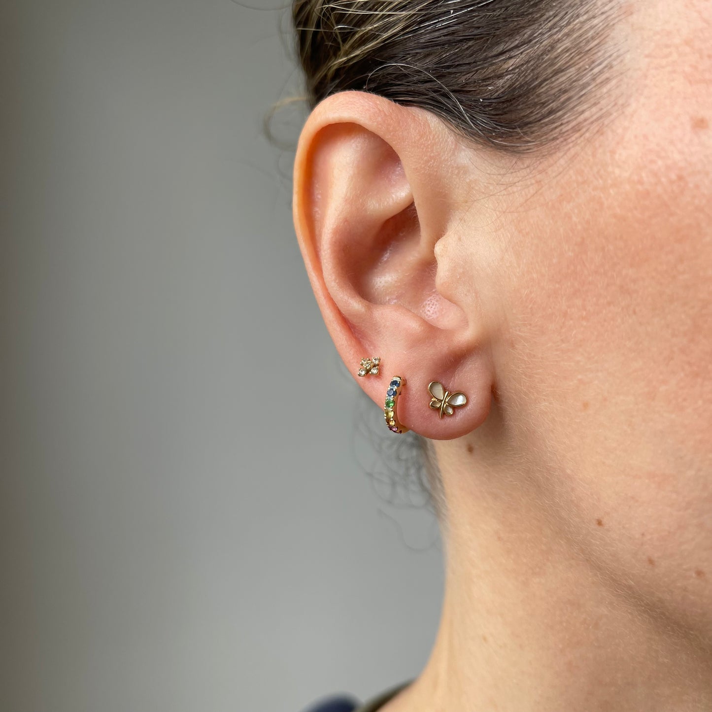 Aretes de mariposa con alas de madre perla y tope rosca en oro amarillo de 14K